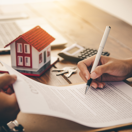mortgage broker giving mortgage advice